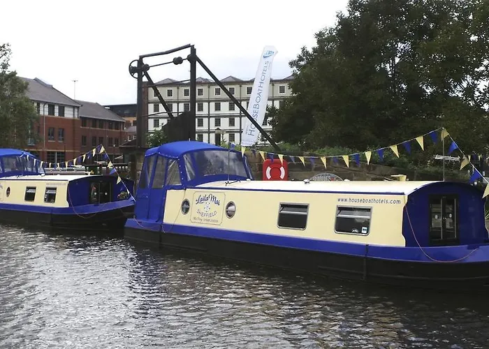 Houseboat Hotels
